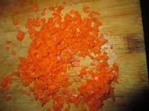 把胡萝卜切成小丁