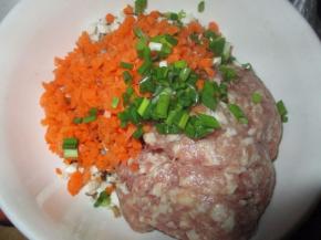 连同瘦肉末把切好的材料放进碗里