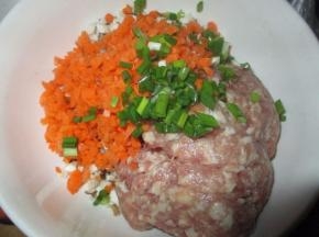 连同瘦肉末把切好的材料放进碗里