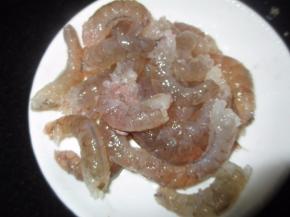 把虾去壳洗净