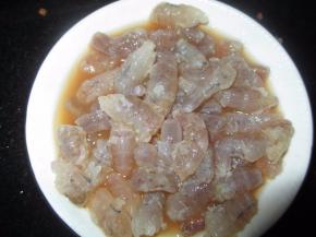 然后用料酒腌会