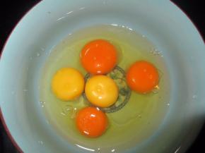 把鸡蛋打进碗里