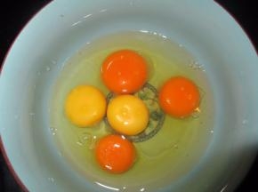 把鸡蛋打进碗里