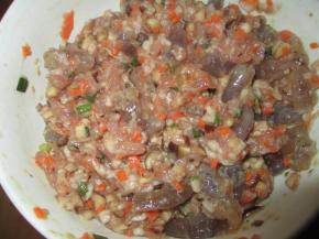 把虾也放进碗里，加入盐、鸡精拌好