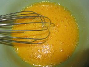 加入适量的盐用打蛋器打发