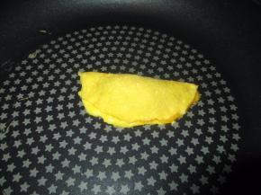 把一边的蛋皮揭起盖过来，成半圆，用筷子在边上一按，一个就好了