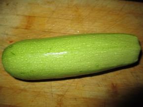 把西葫芦洗干净，两端切除