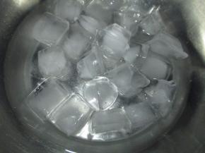 冰块和冰水放进盆子里