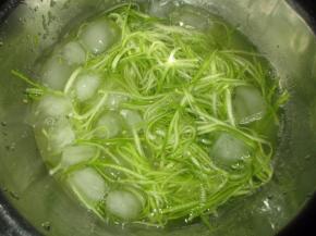 把西葫芦丝放进去冰着，二个小时左右