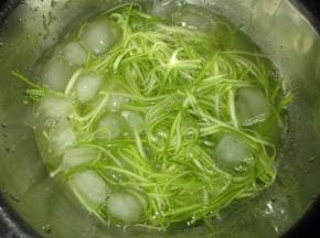 把西葫芦丝放进去冰着，二个小时左右