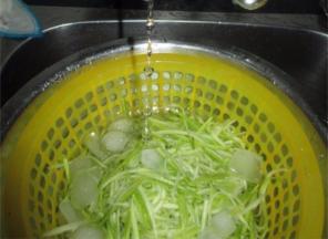 然后连同冰块一起放进盆子里，用流动的小水对着冲十分钟左右