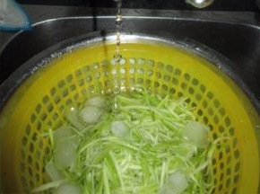 然后连同冰块一起放进盆子里，用流动的小水对着冲十分钟左右