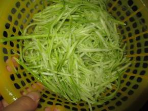 然后用刨子刨成丝