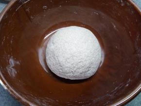 加适量清水和成光滑的面团