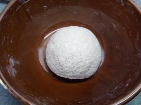 加适量清水和成光滑的面团