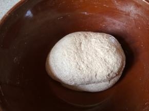 揉一下发酵好的面团排气