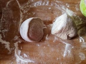 取一半面团揉光滑，再一分为二