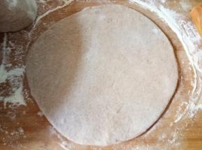 擀成约1厘米厚的饼