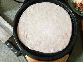 放入预热好的电饼铛烙熟