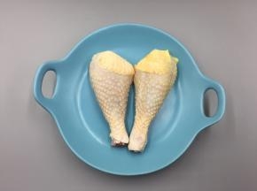 鸡腿洗净擦干水分备用