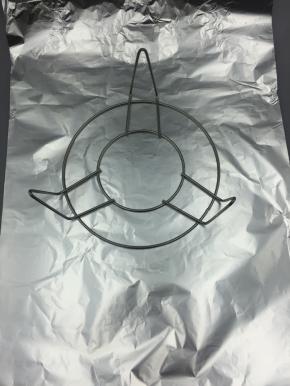 取尽可能大一点的锡纸，放烤烤架下面备用