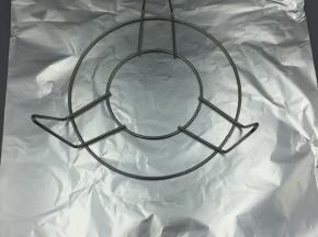 取尽可能大一点的锡纸，放烤烤架下面备用