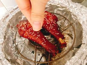 打开锅盖撒上少许芝麻，盖上盖子焖5分钟