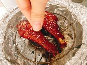 打开锅盖撒上少许芝麻，盖上盖子焖5分钟