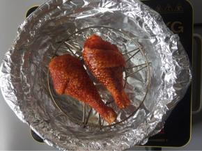 放入烤架，摆上腌好鸡腿