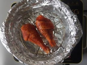 放入烤架，摆上腌好鸡腿