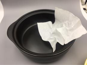 用于烧烤黑乐沙锅用湿布或厨房纸巾轻轻擦拭干净即可，一定不要用水洗