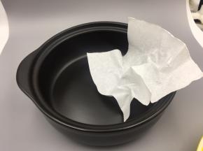 用于烧烤黑乐沙锅用湿布或厨房纸巾轻轻擦拭干净即可，一定不要用水洗