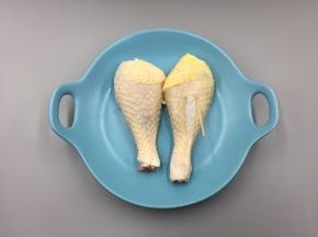 用牙签在鸡腿上尽情扎起