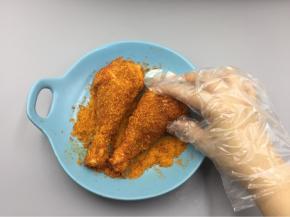 将奥尔良腌料用手轻轻按摩10分钟