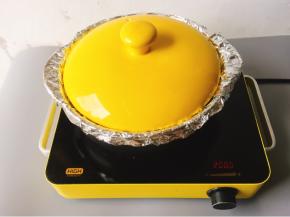 先开大火烤20分钟，具体时间要看鸡腿大小，我用电陶炉火不会很猛，如果用燃气灶时间可以缩短一些