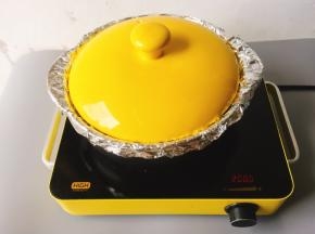 先开大火烤20分钟，具体时间要看鸡腿大小，我用电陶炉火不会很猛，如果用燃气灶时间可以缩短一些