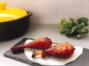 鸡腿表面富有光泽，香味浓郁