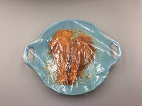 盖上保鲜膜放入冰箱冷藏4-5小时即可获得