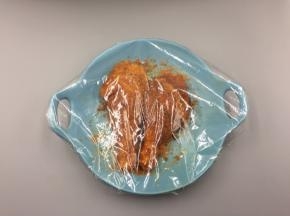 盖上保鲜膜放入冰箱冷藏4-5小时即可获得