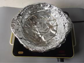 如果锡纸不够大，可以放四层，横向放两层，纵向放两层，把锅边包住