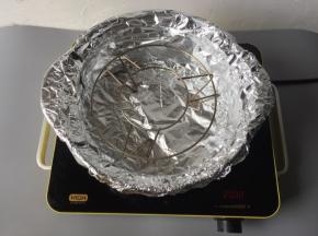 如果锡纸不够大，可以放四层，横向放两层，纵向放两层，把锅边包住