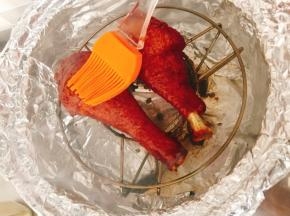 把火调小，刷上蜂蜜水。这个时候整个砂锅都非常烫，小心操作，以防烫伤