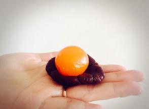 一个豆沙一个咸蛋黄，包起来。