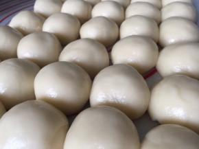 按照包彩色酥的方法把馅儿包起来。