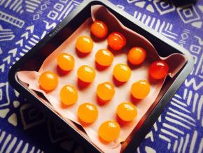 蛋黄喷白酒入烤箱5分钟170度烤一下。