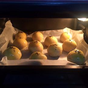 刷蛋液撒芝麻，入烤箱，上下温度160度，十分钟，拿出来再扫一遍蛋液，入烤箱15分钟。