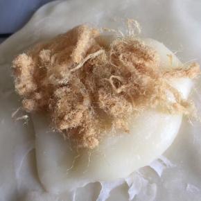 一份麻薯一份肉松，然后在肉松上包上之前团好的豆沙蛋黄，麻薯可以买现成的麻薯粉，蒸一下，很方便。