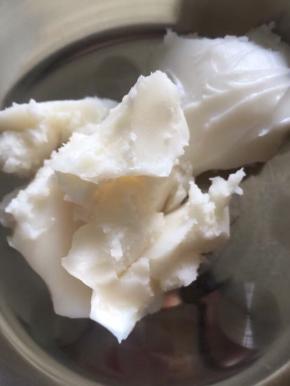 熬猪油。不方便自己熬可以去市集买，不可以用植物油替代。

将油皮材料入面包机一个mix 程序，没有面包机的用手揉，很快能出手套膜就表示可以了。

醒发20分钟。

做油酥，将油酥材料拌匀就可以，分成16份。