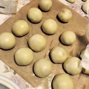 油皮分成16等份。按照之前的彩色酥方子一个油皮包一个油酥，静止后擀成牛舌状，卷起，醒发20分钟。