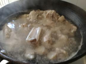 水烧开加入排骨焯一下